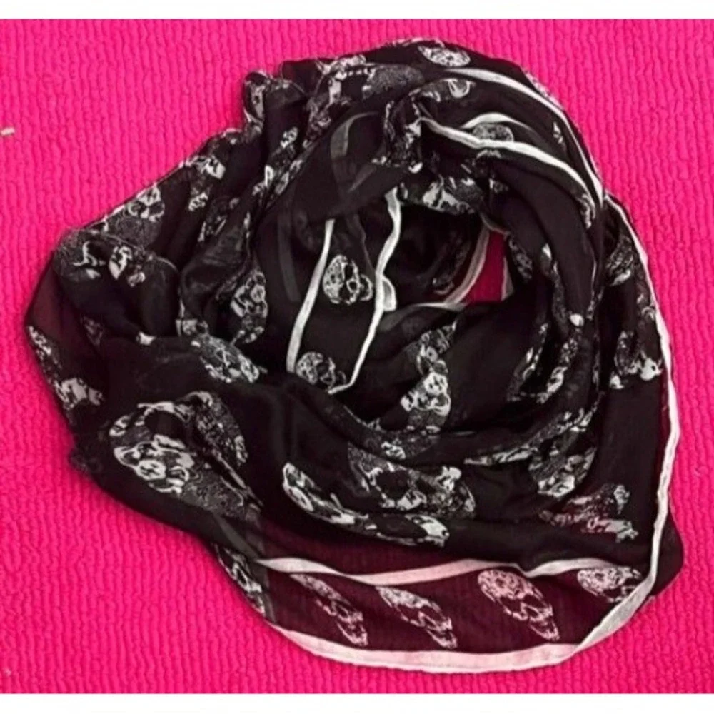 D&Y Women's Black White Skull Scarf 44